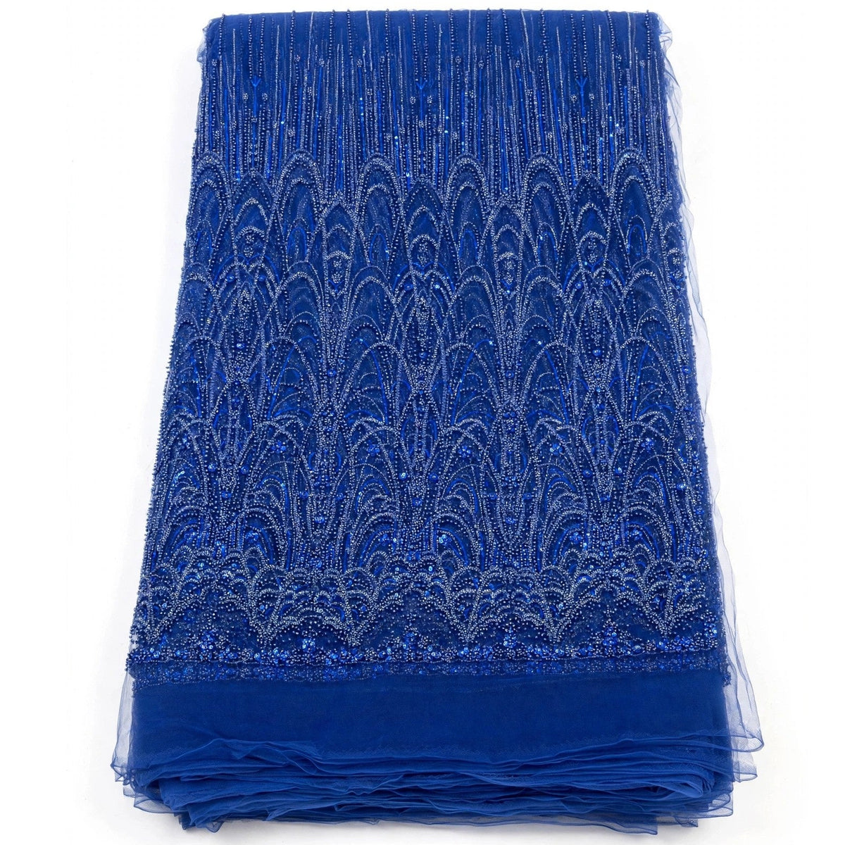 Tissu perlage bleu royal plié à motifs éventail et lignes verticales perlées, sur fond blanc.
