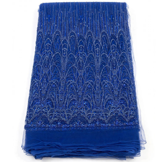 Tissu perlage bleu royal plié à motifs éventail et lignes verticales perlées, sur fond blanc.