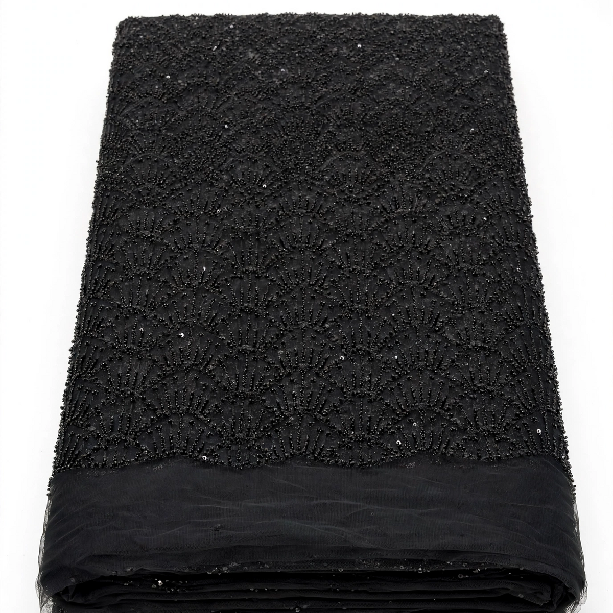 Tissu perlage noir plié à motifs éventail, avec bord de tulle uni et détails perlés ton sur ton.