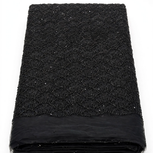 Tissu perlage noir plié à motifs éventail, avec bord de tulle uni et détails perlés ton sur ton.