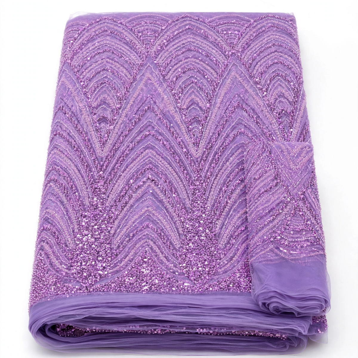 Tissu perlage lilas plié à motifs de feuilles en arcs superposés, avec petit pan de tulle uni à droite, sur fond blanc.