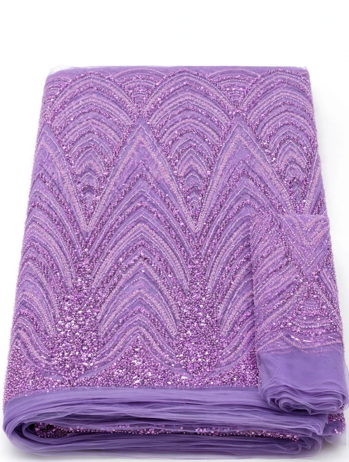 Vue verticale du perlage lilas plié, montrant les rangées de motifs feuillage perlés et le tulle uni au bord.