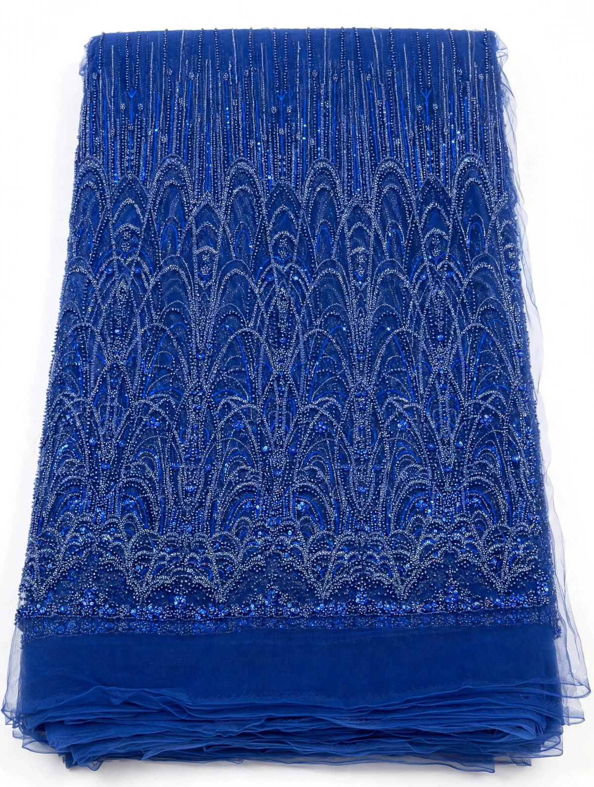 Vue verticale du perlage bleu royal plié, montrant les rangées d’éventails perlés et le bord en tulle uni.