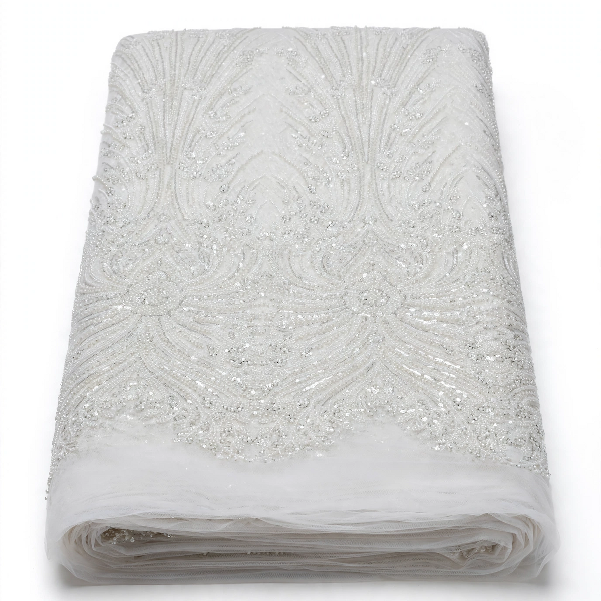 Tissu perlage blanc plié à feuillages perlés et motifs courbes brillants, sur fond blanc.