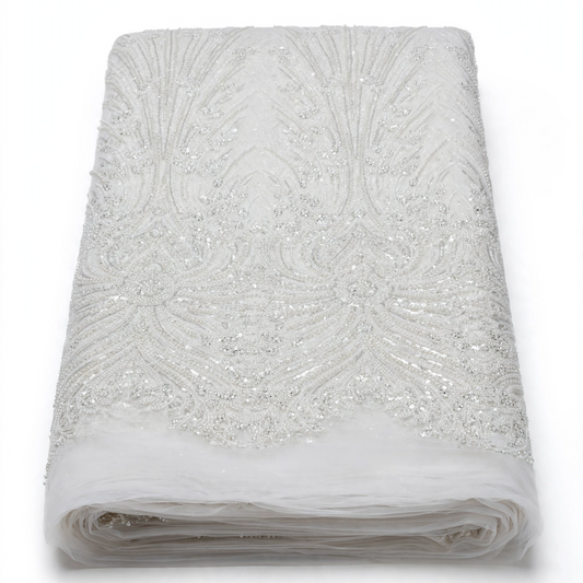 Tissu perlage blanc plié à feuillages perlés et motifs courbes brillants, sur fond blanc.