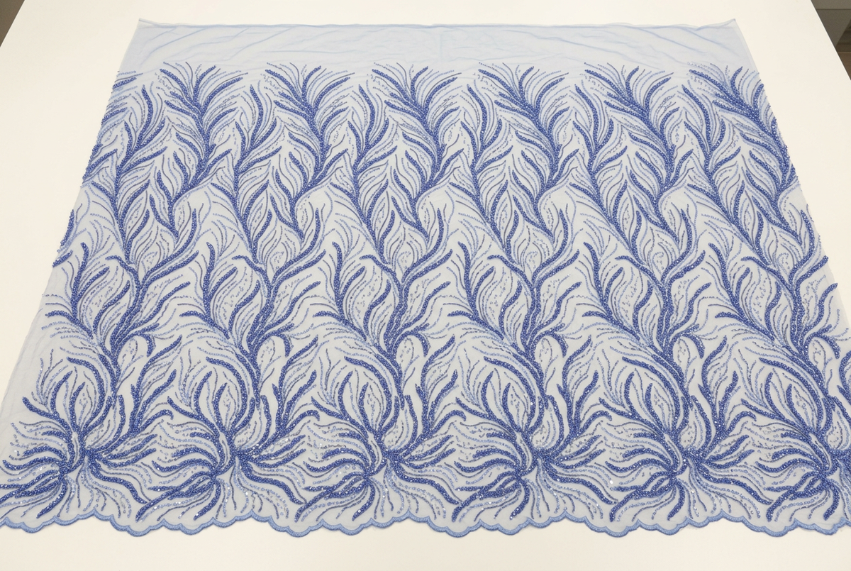 Tissu déplié sur une surface claire