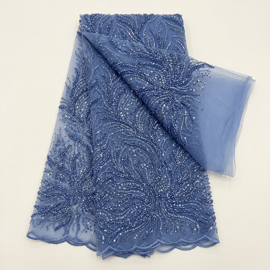 Tissu plié sur fond clair